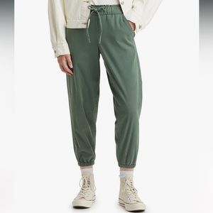 Levi’s women’s “Off-Duty Jogger” / In new color thyme / size Small